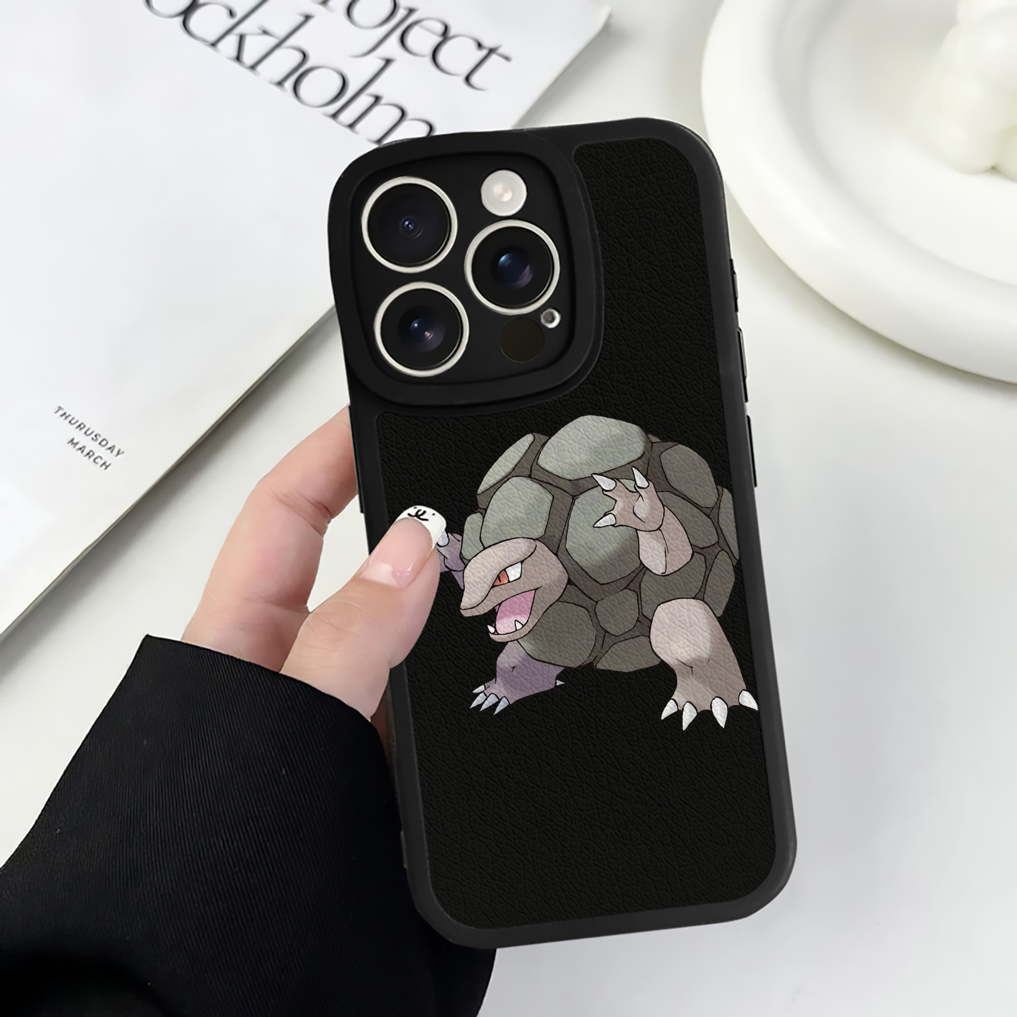 （画像用） ポケットモンスター Pokémon 【iPhone 16シリーズ対応】シリコンスマホケース（レザー調） 材質：シリコン